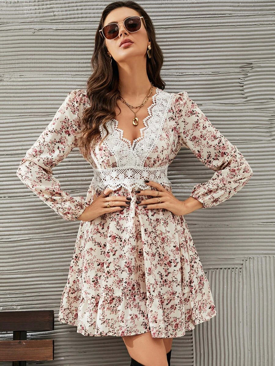 Robe à imprimé floral en dentelle à manches bouffantes