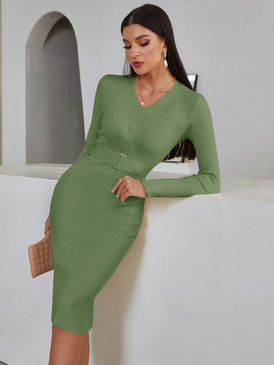 Robe pull unicolore à bouton ceinturé